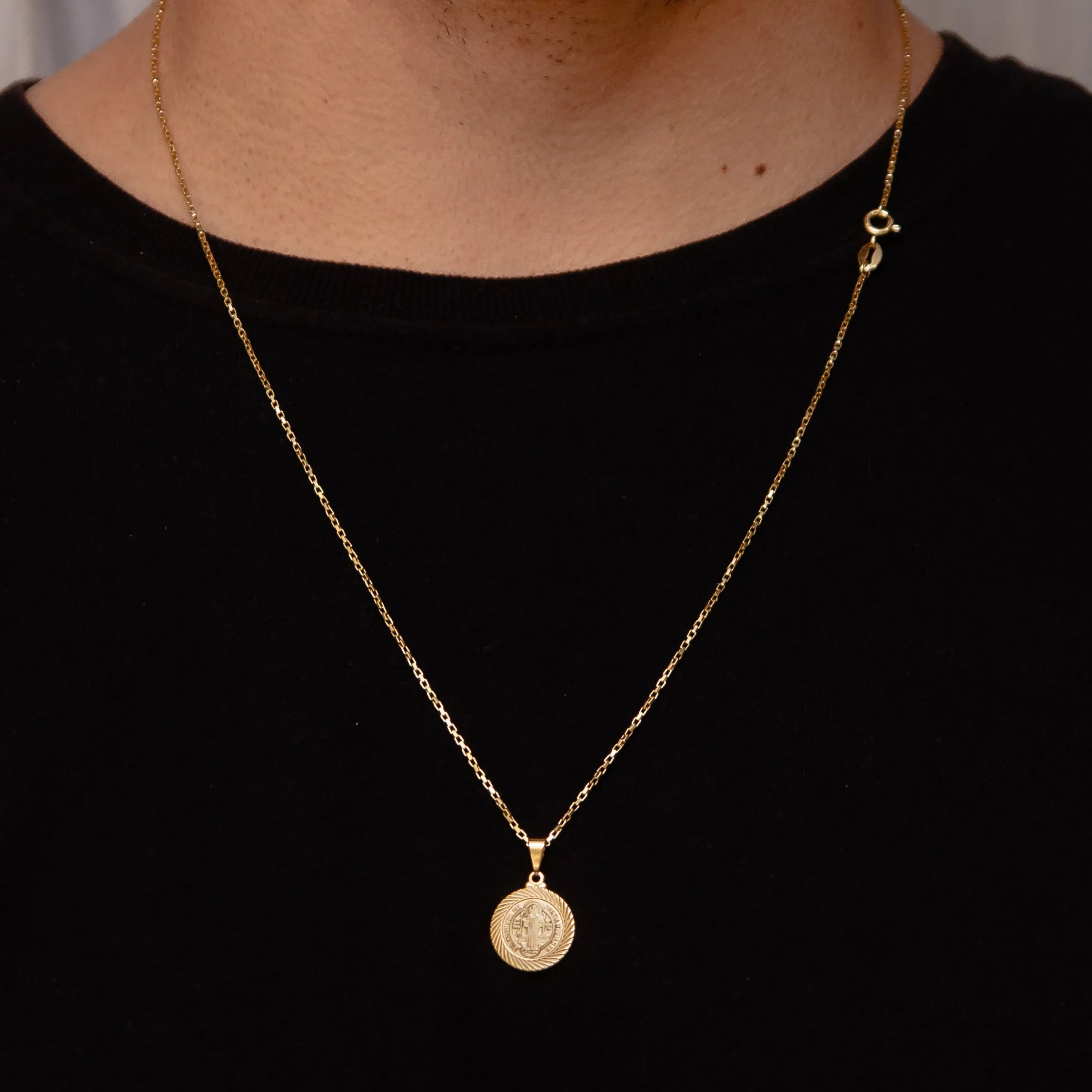 Corrente tijolinho 1mm com pingente São Bento Banhado a Ouro 18k
