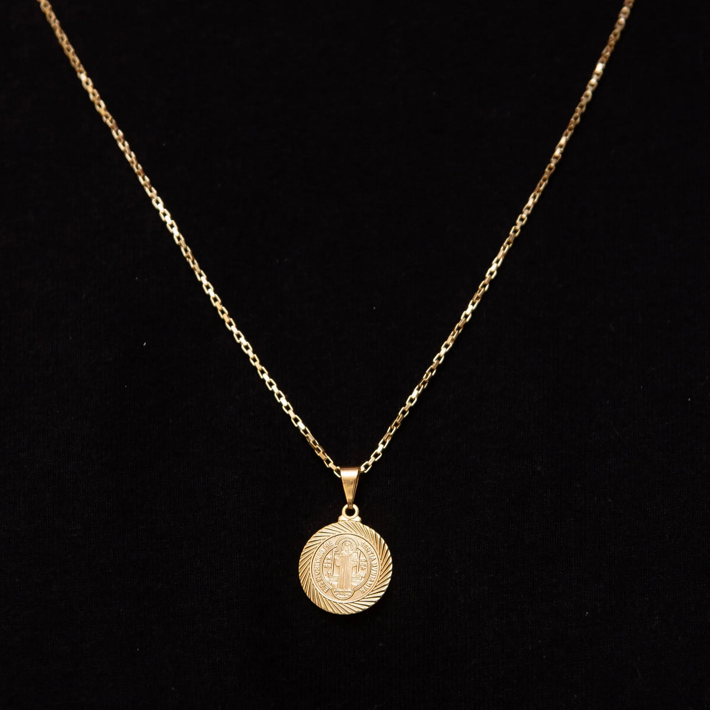 Corrente tijolinho 1mm com pingente São Bento Banhado a Ouro 18k