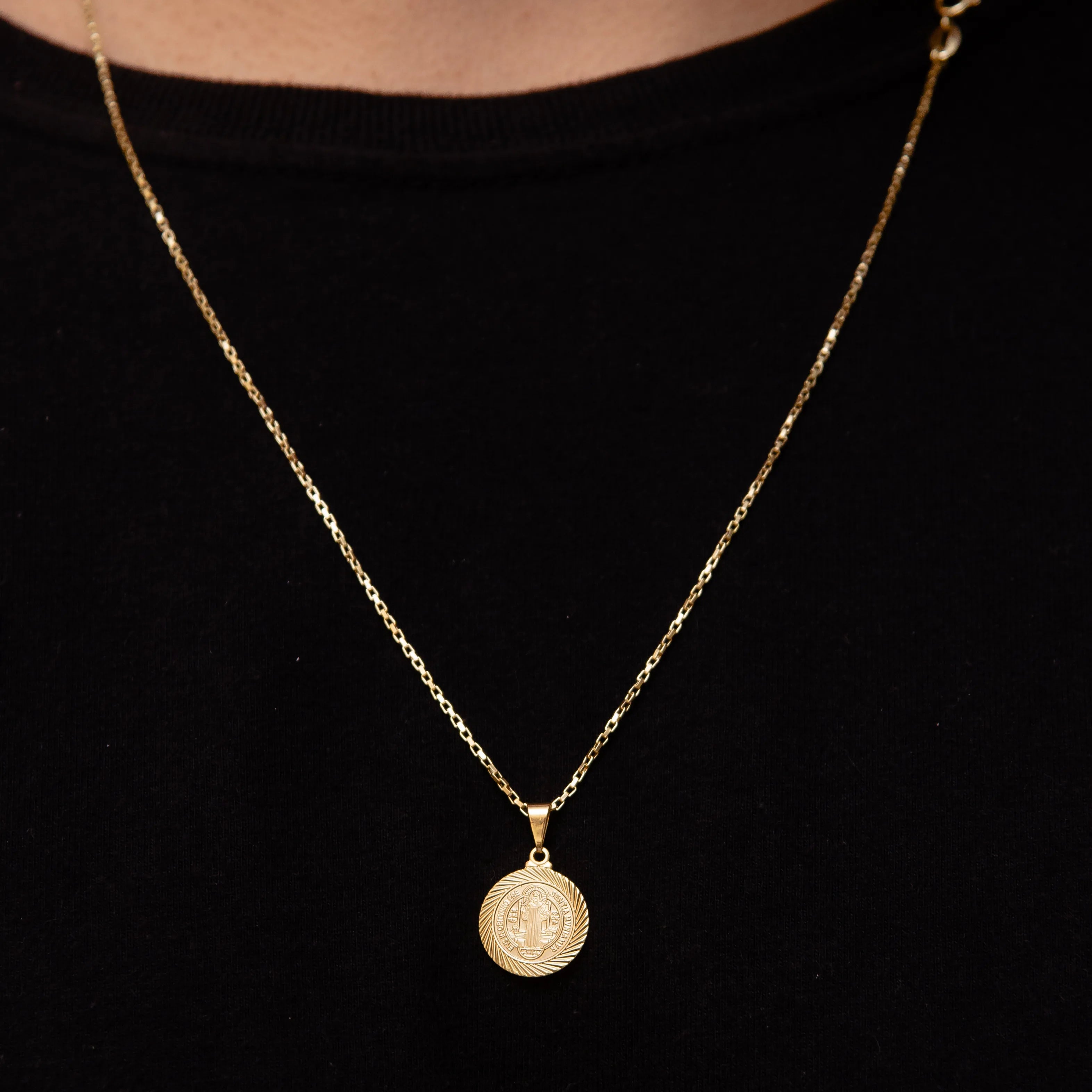 CORRENTE VENEZIANA 1MM COM PINGENTE SÃO BENTO BANHADO A OURO 18K