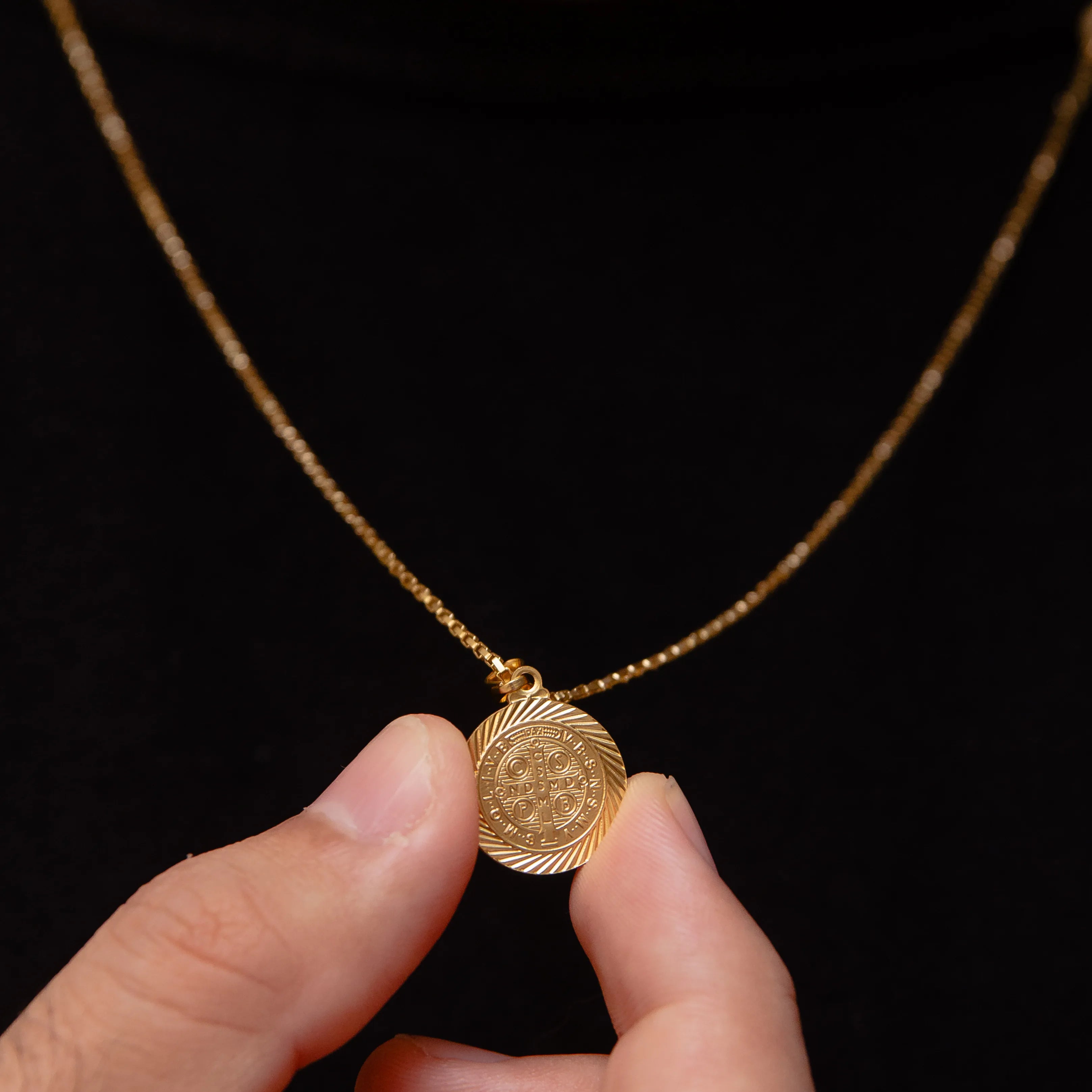 CORRENTE VENEZIANA 1MM COM PINGENTE SÃO BENTO BANHADO A OURO 18K