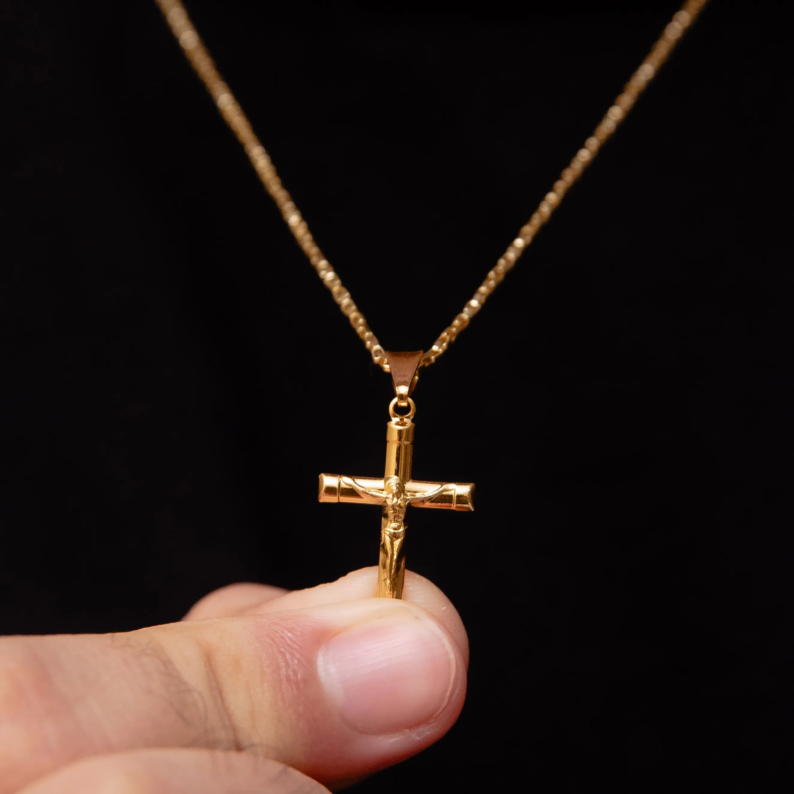Corrente tijolinho 1mm com pingente crucifixo Banhado a Ouro 18k