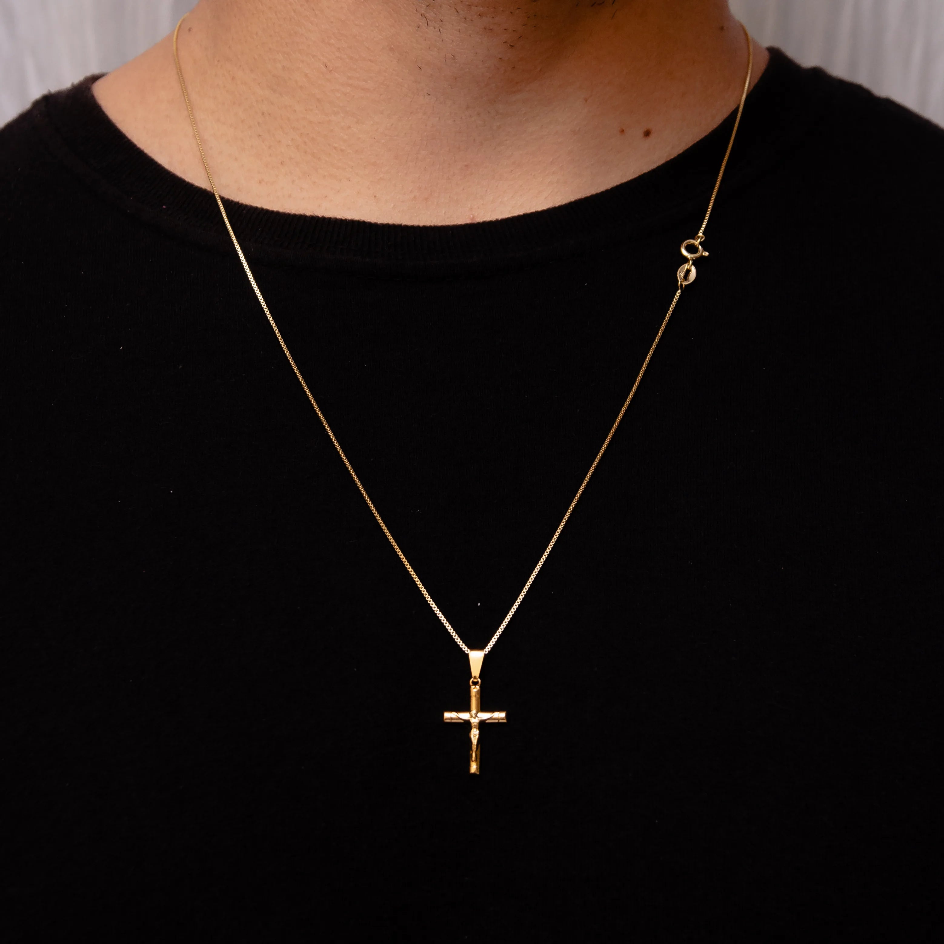 CORRENTE VENEZIANA 1MM COM PINGENTE CRUCIFIXO BANHADO A OURO 18K