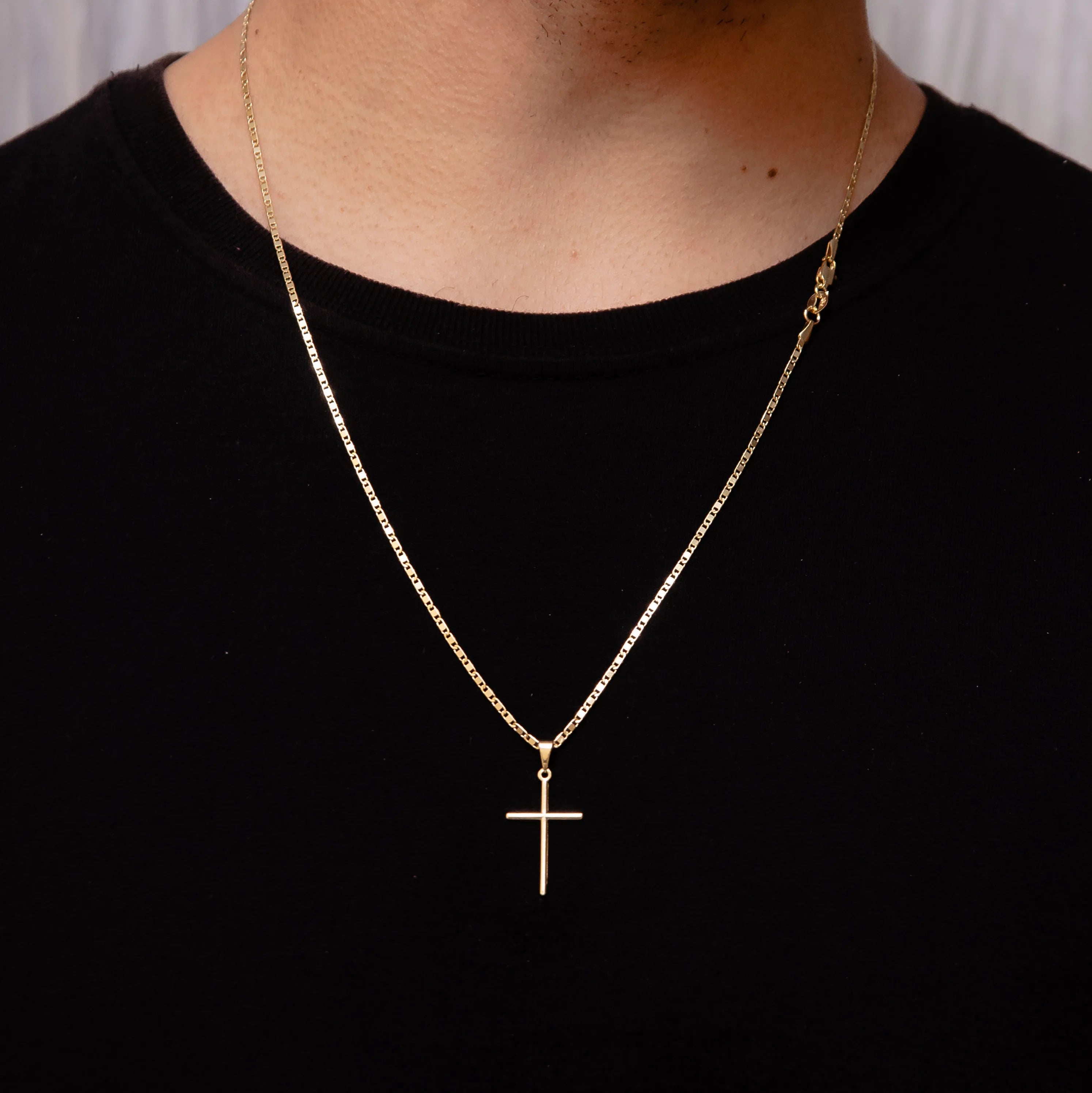 Corrente Piastrine 2mm com Pingente Cruz Palito Banhado a Ouro 18k