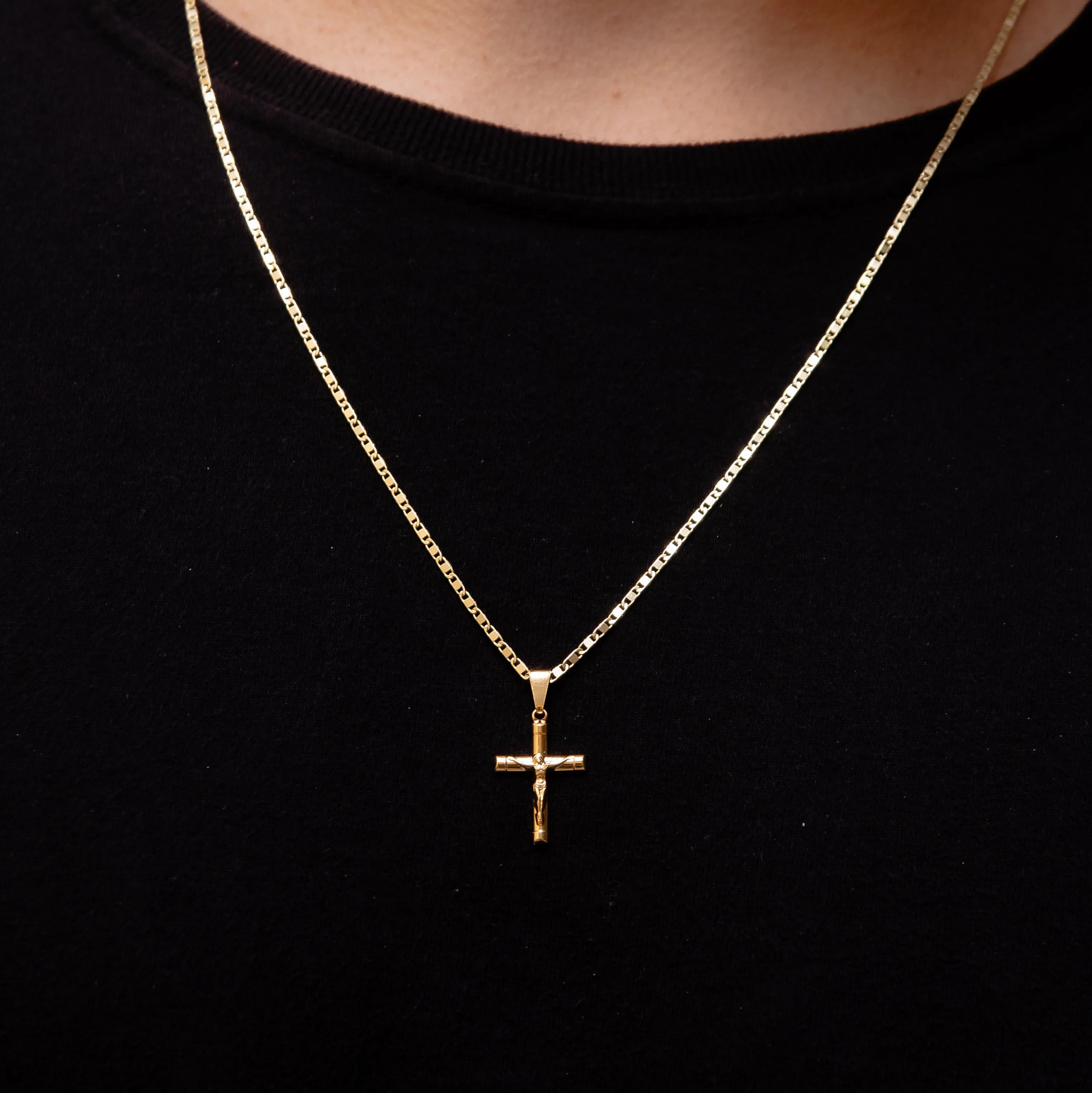 Corrente Piastrine 2mm com Pingente Crucifixo Banhado a Ouro 18k