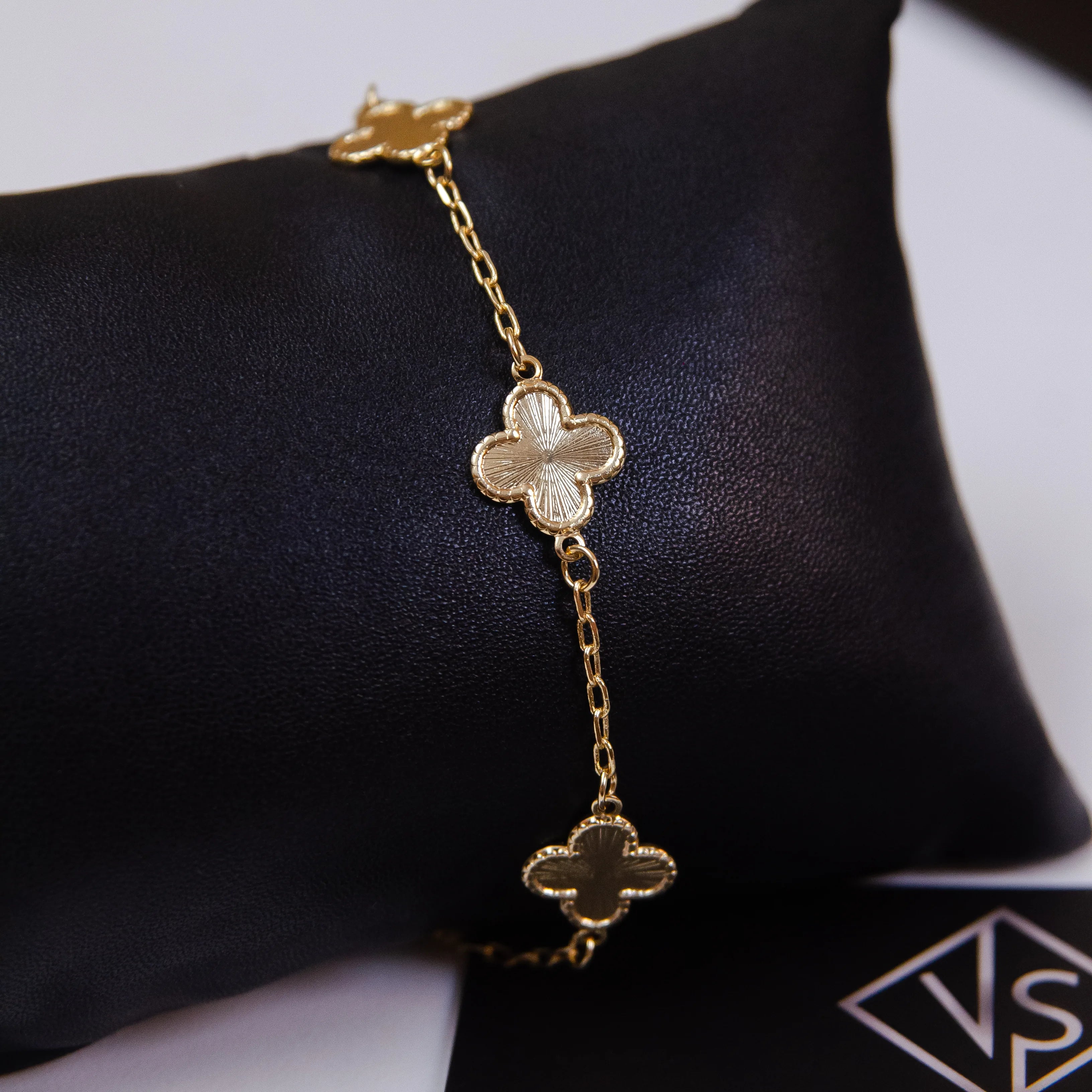 PULSEIRA 5 TREVOS FRISO BANHADO A OURO 18K
