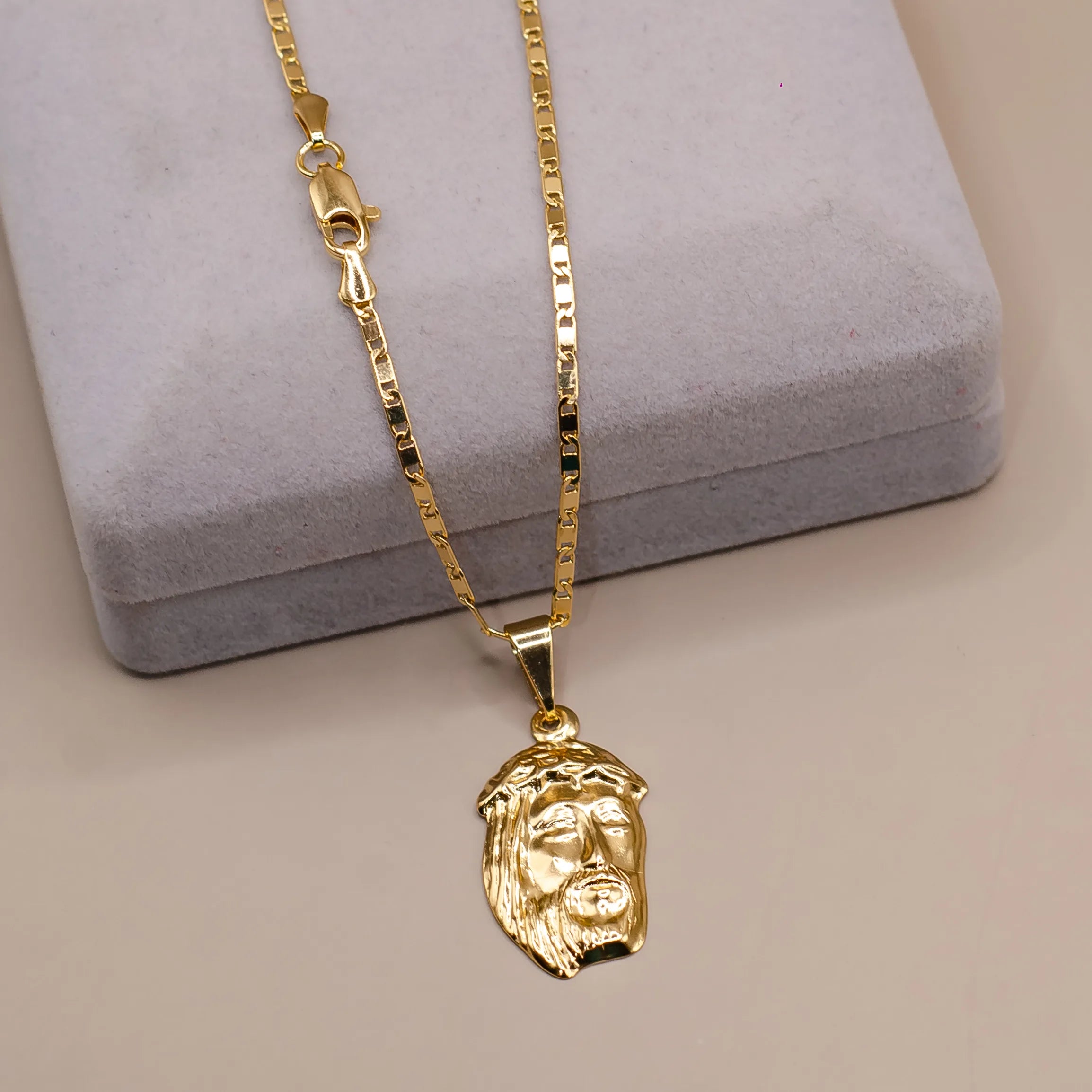 Corrente Piastrine 2mm com Pingente Face de Cristo Banhado a Ouro 18k