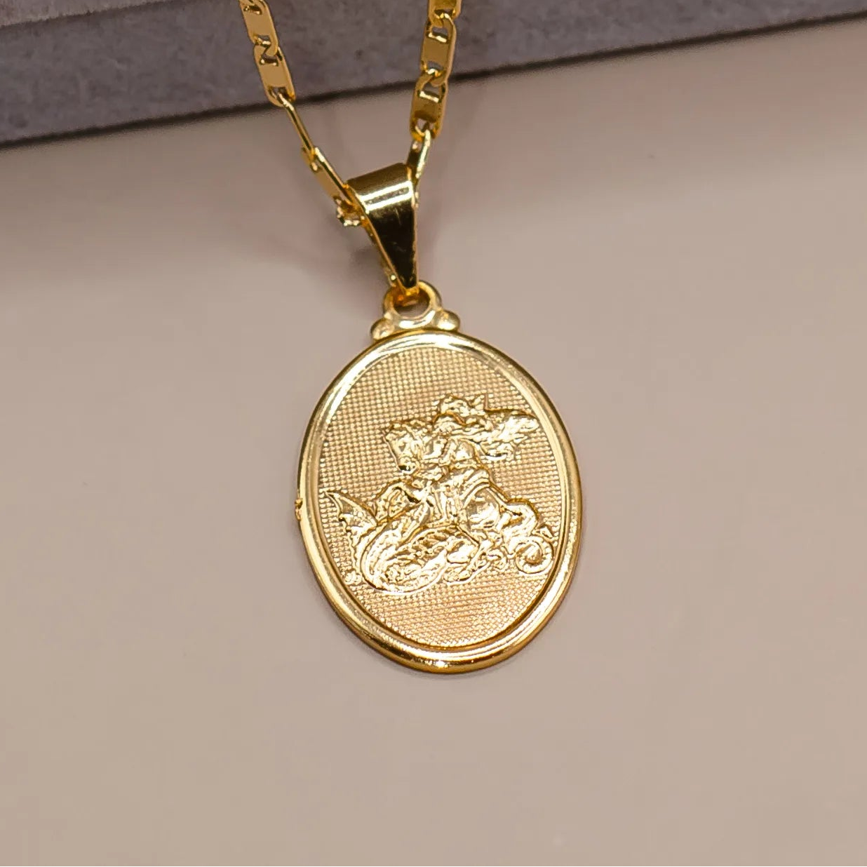 Pingente São Jorge Oval Banhado a Ouro 18k