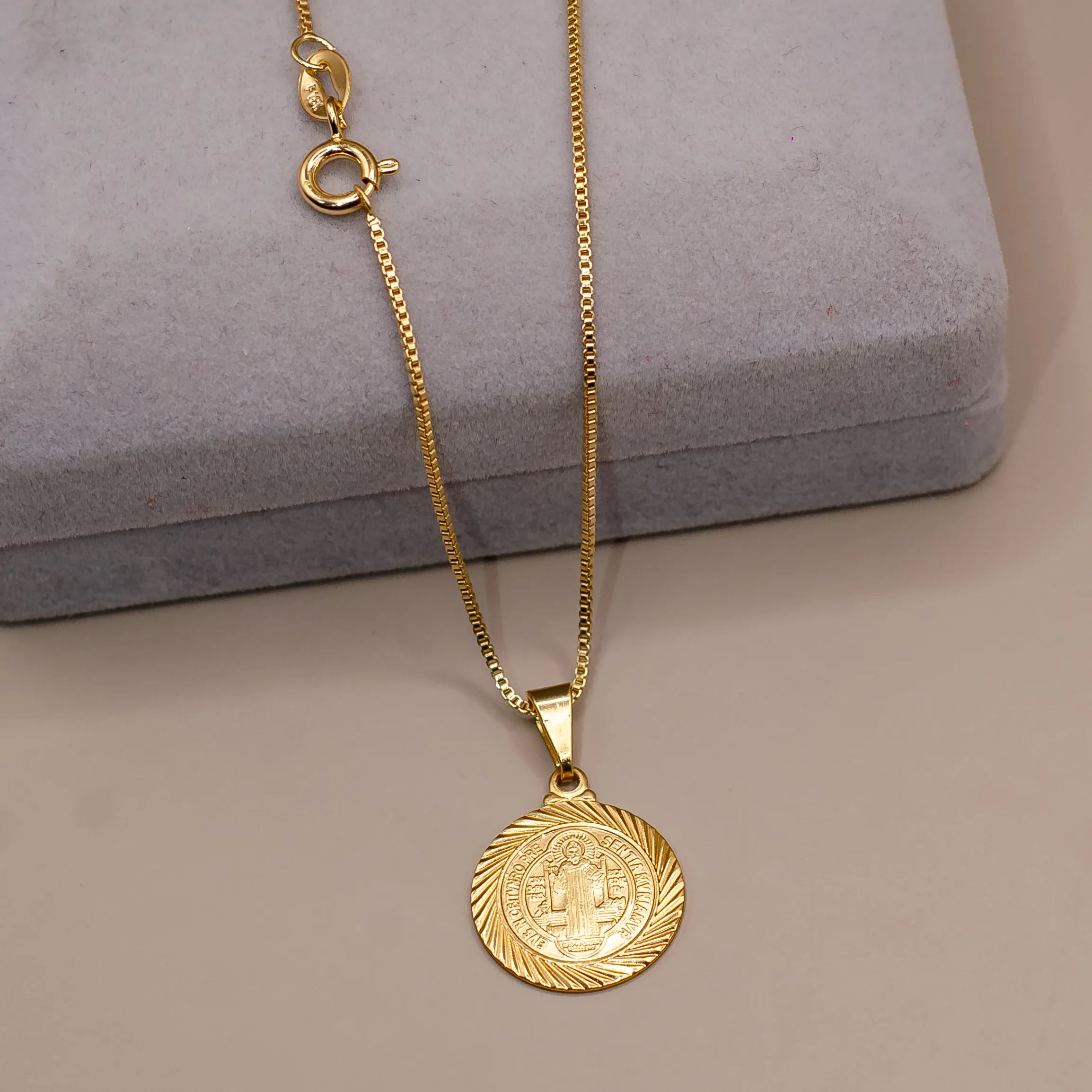 CORRENTE VENEZIANA 1MM COM PINGENTE SÃO BENTO BANHADO A OURO 18K