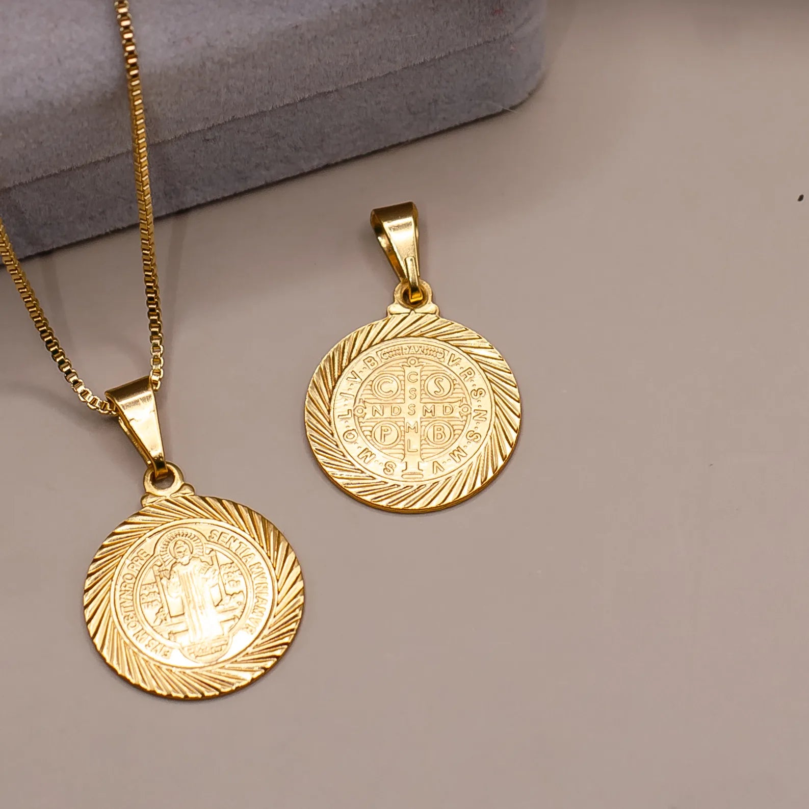 CORRENTE VENEZIANA 1MM COM PINGENTE SÃO BENTO BANHADO A OURO 18K