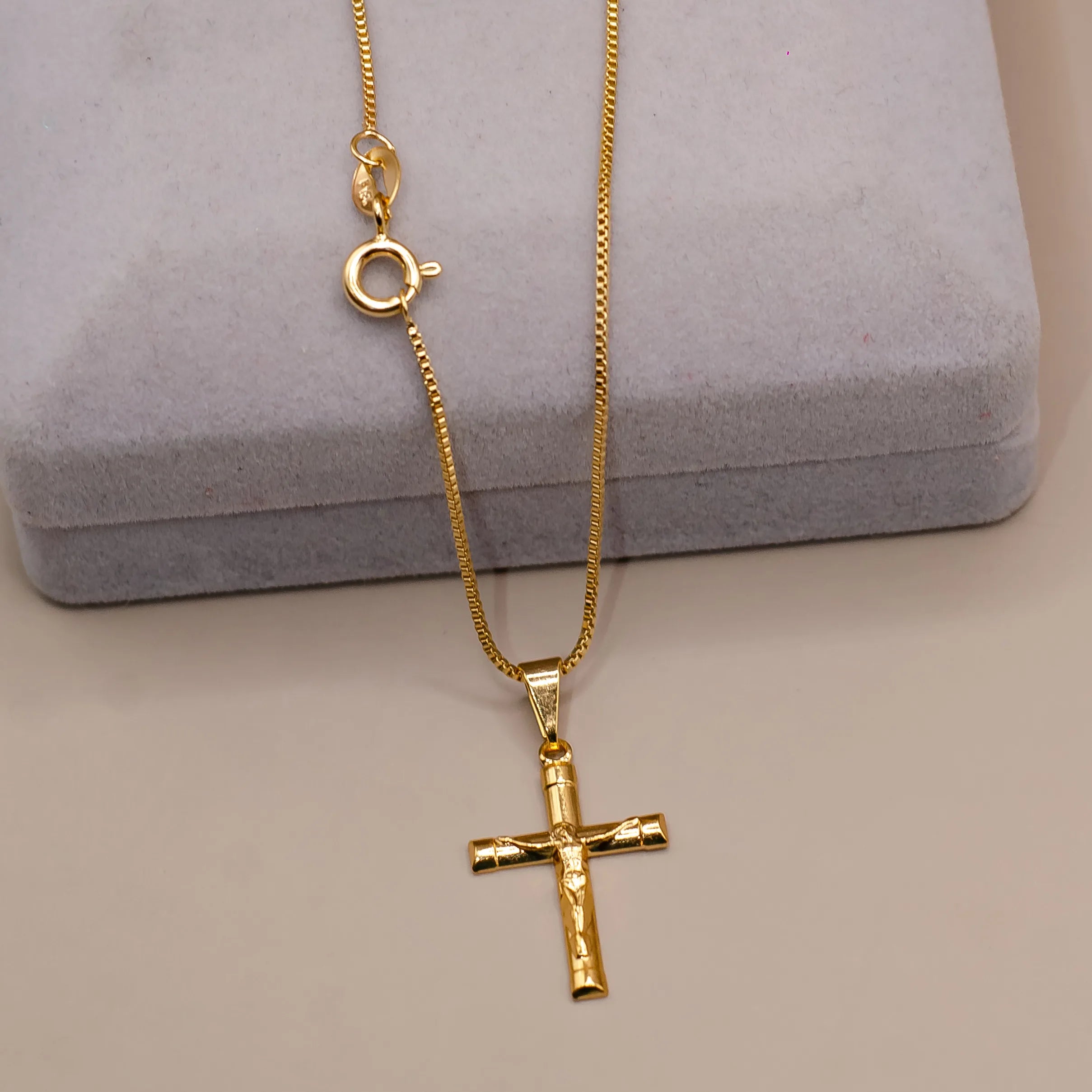 CORRENTE VENEZIANA 1MM COM PINGENTE CRUCIFIXO BANHADO A OURO 18K
