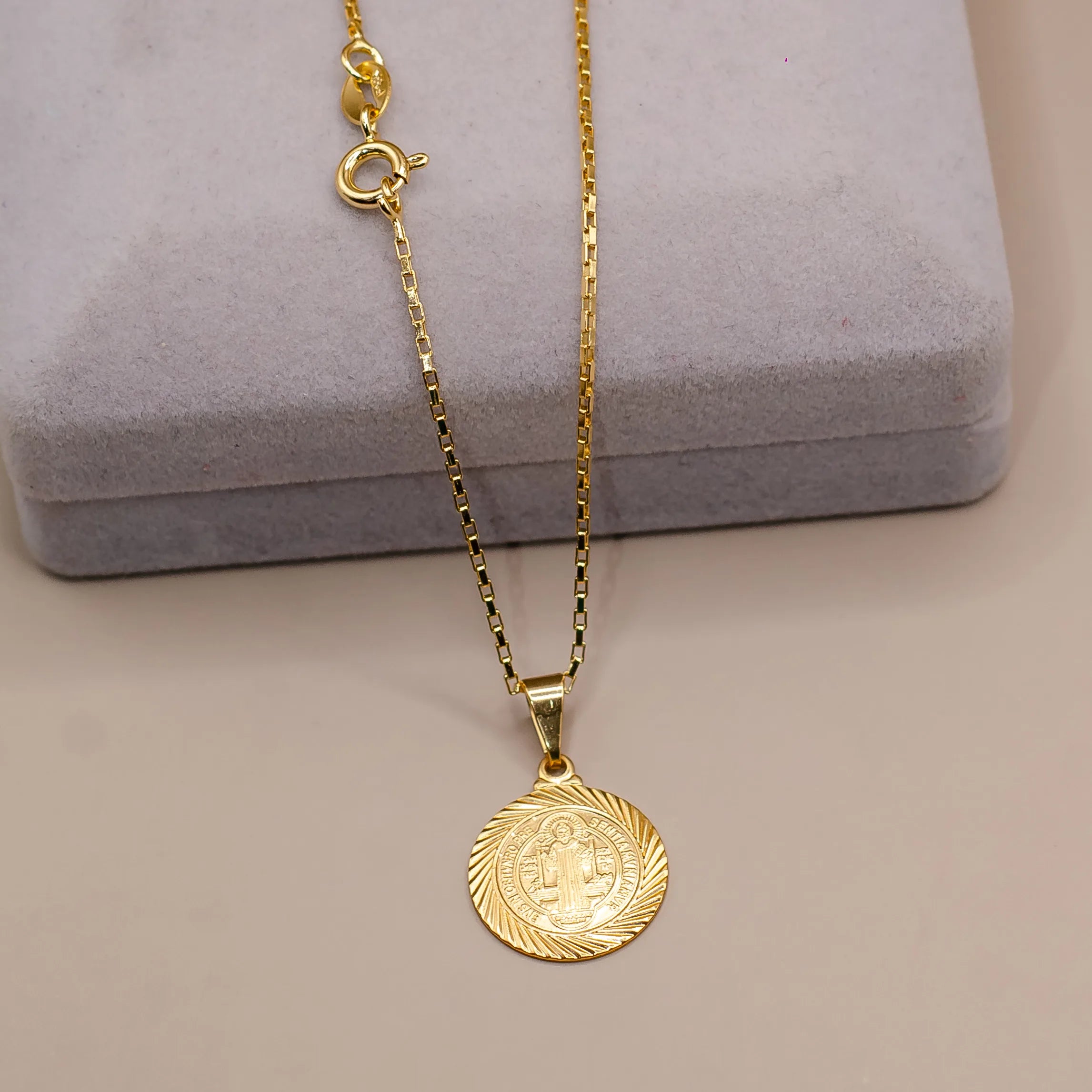 Corrente tijolinho 1mm com pingente São Bento Banhado a Ouro 18k