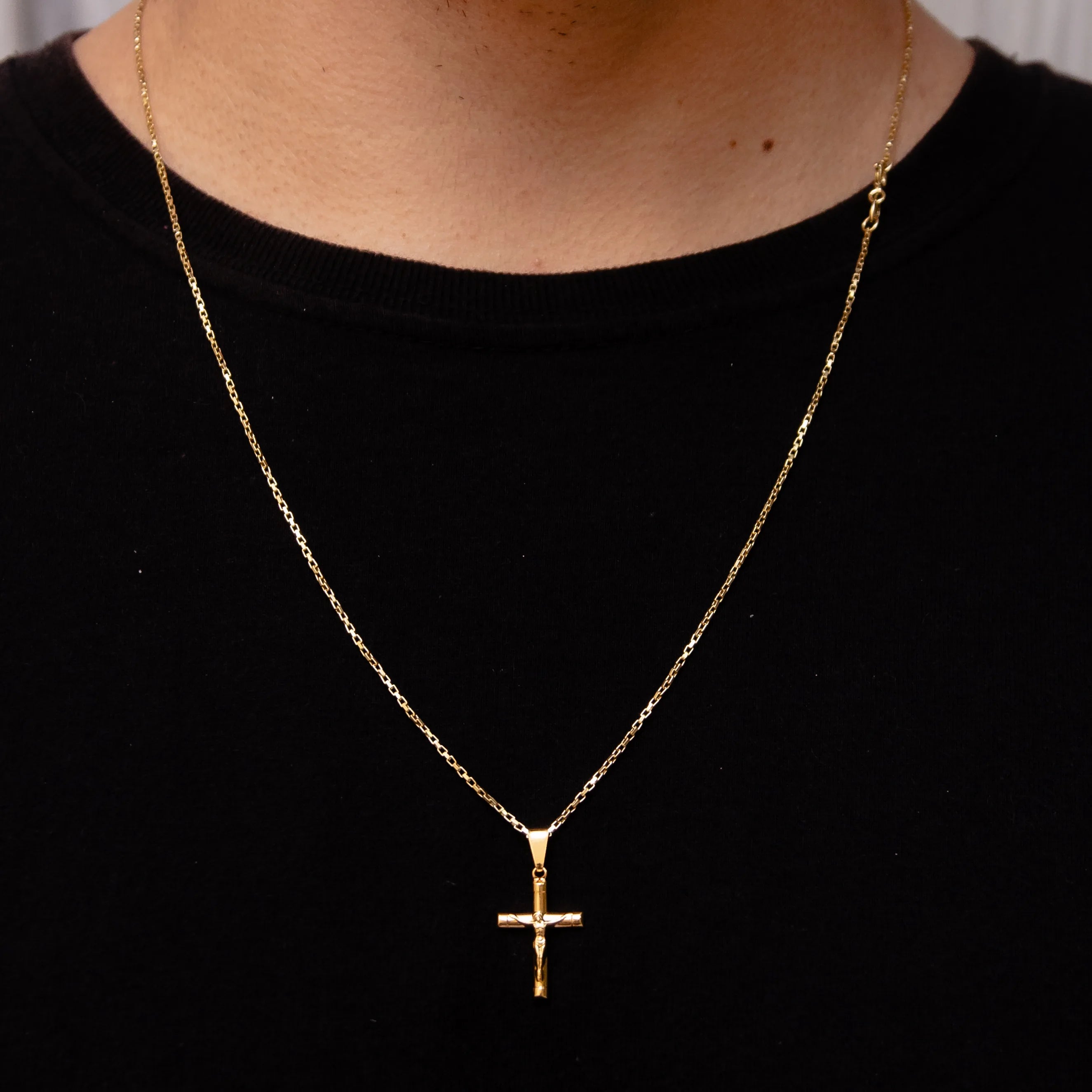 Corrente tijolinho 1mm com pingente crucifixo Banhado a Ouro 18k