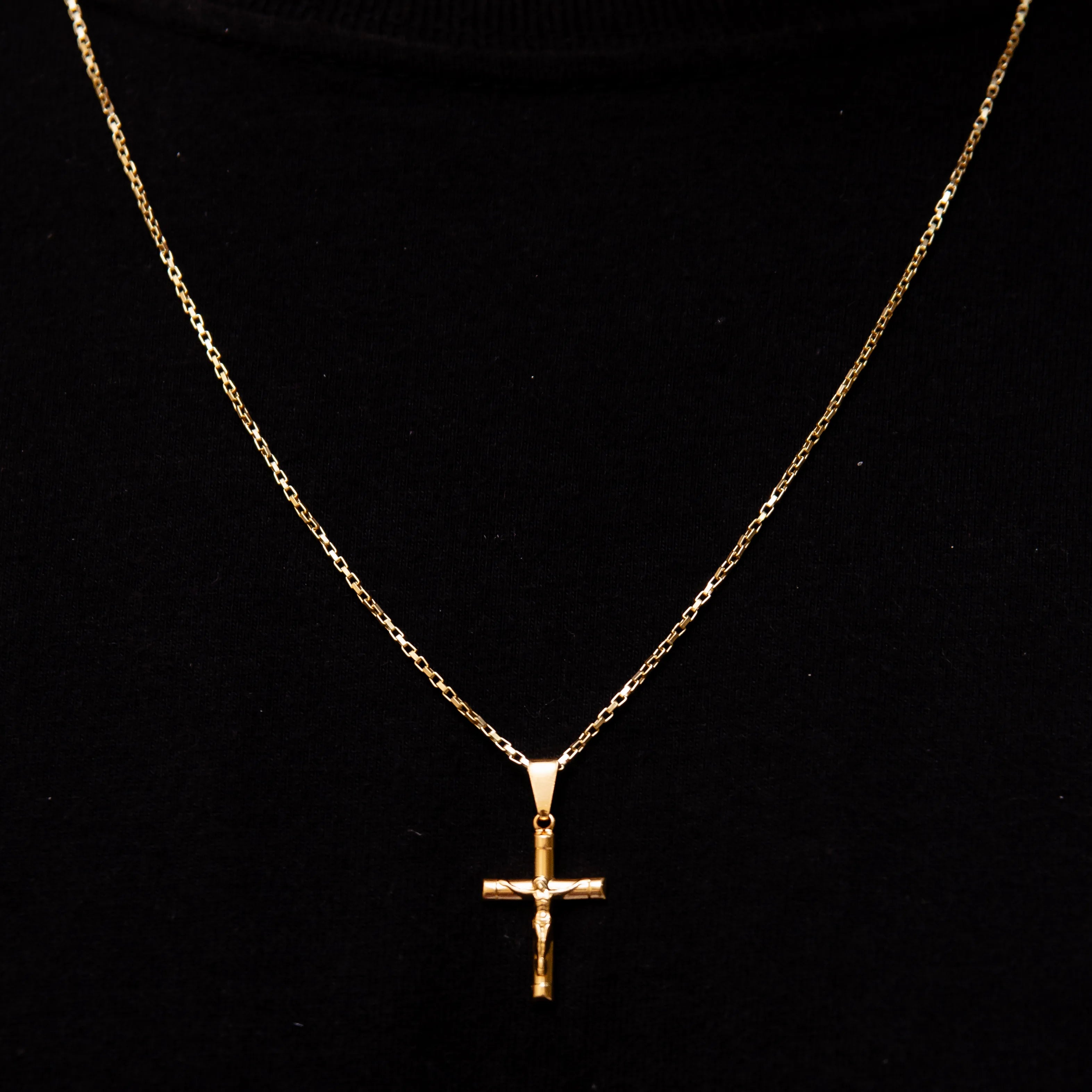 Corrente tijolinho 1mm com pingente crucifixo Banhado a Ouro 18k