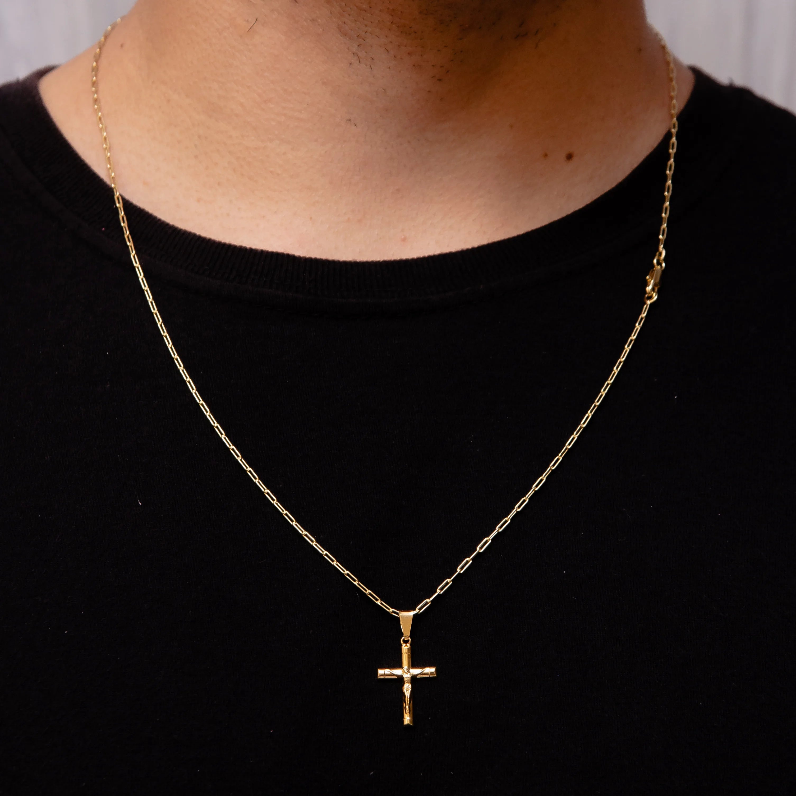 Corrente Elo alongado 2mm com Pingente Cucifixo Banhado a Ouro 18k