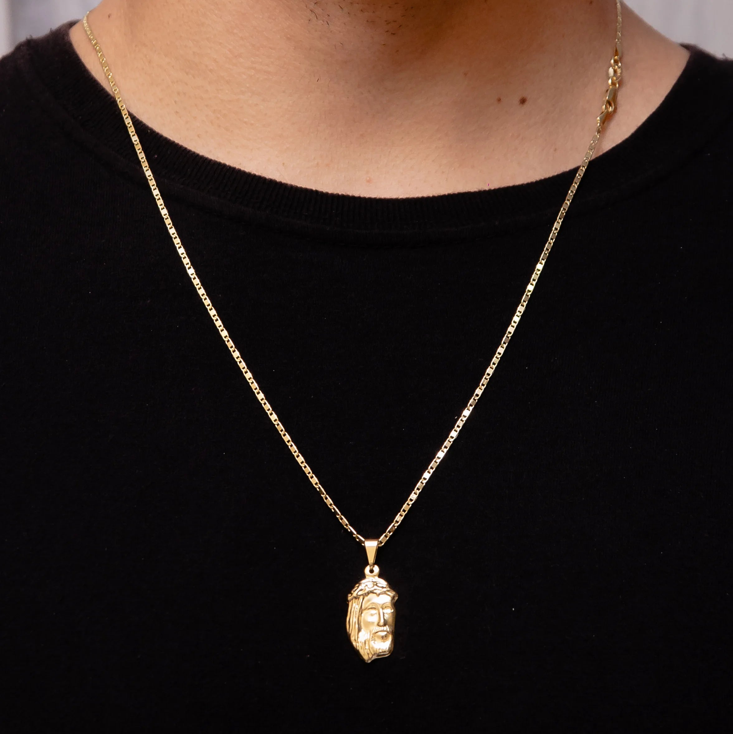 Corrente Piastrine 2mm com Pingente Face de Cristo Banhado a Ouro 18k