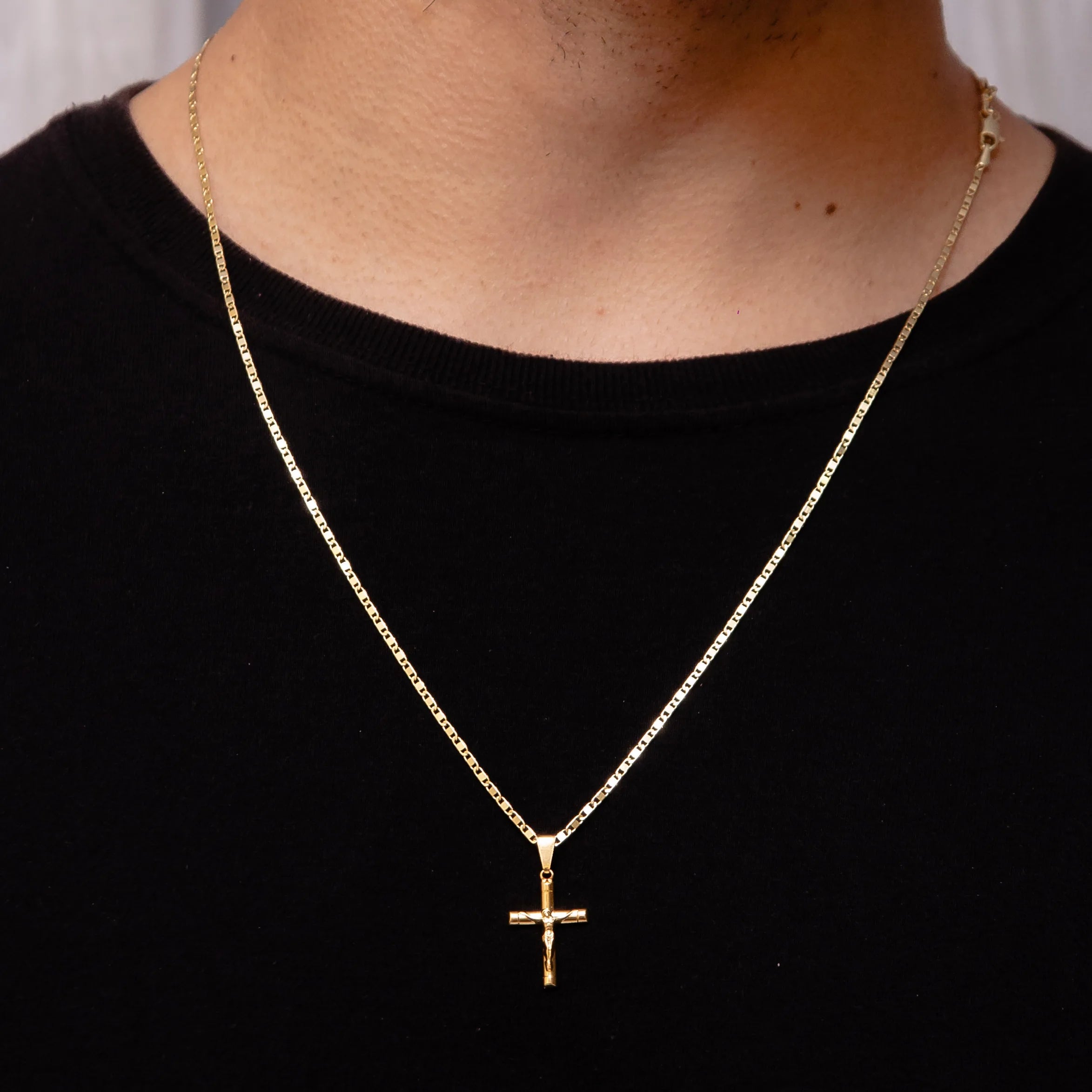 Corrente Piastrine 2mm com Pingente Crucifixo Banhado a Ouro 18k