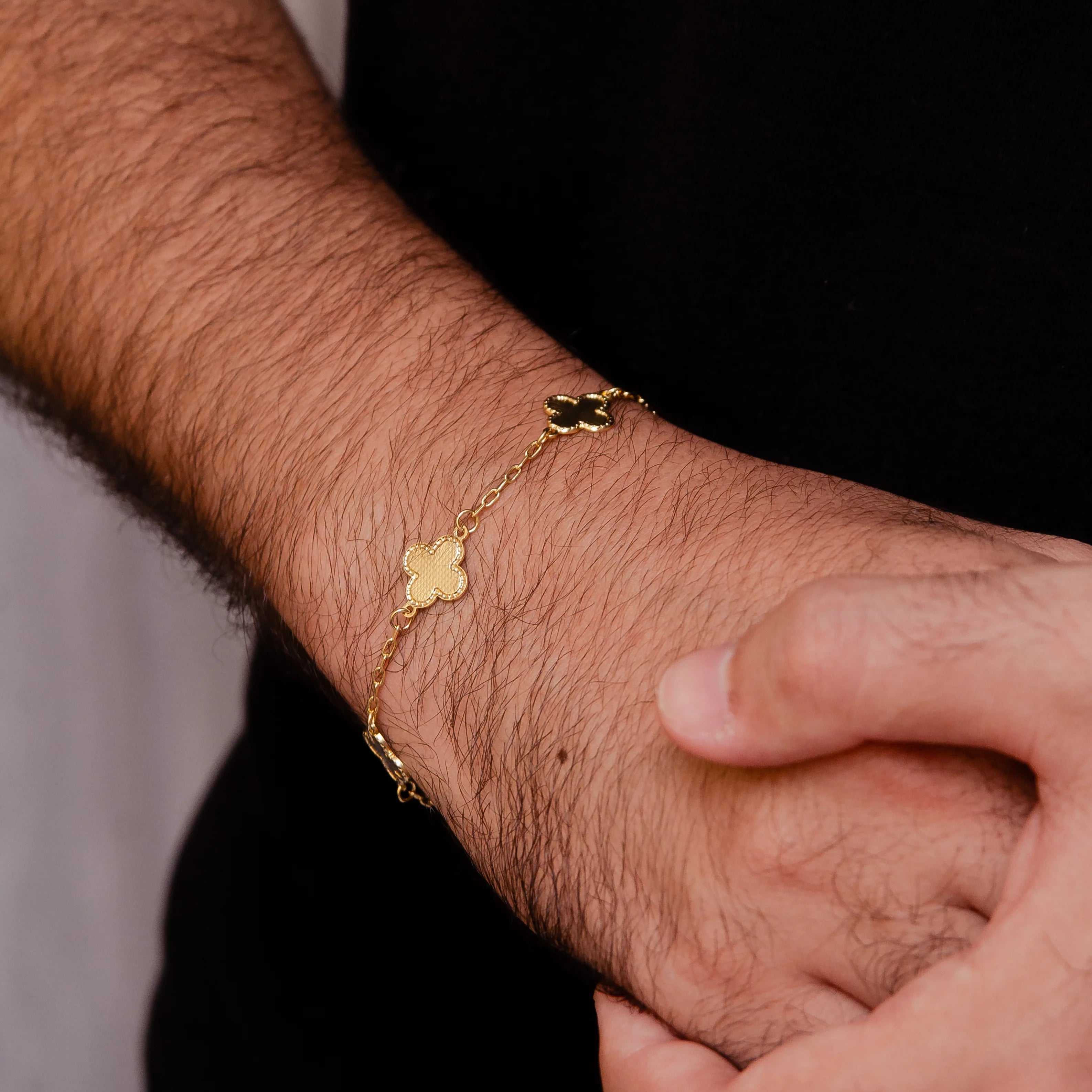 PULSEIRA 5 TREVOS FRISO BANHADO A OURO 18K