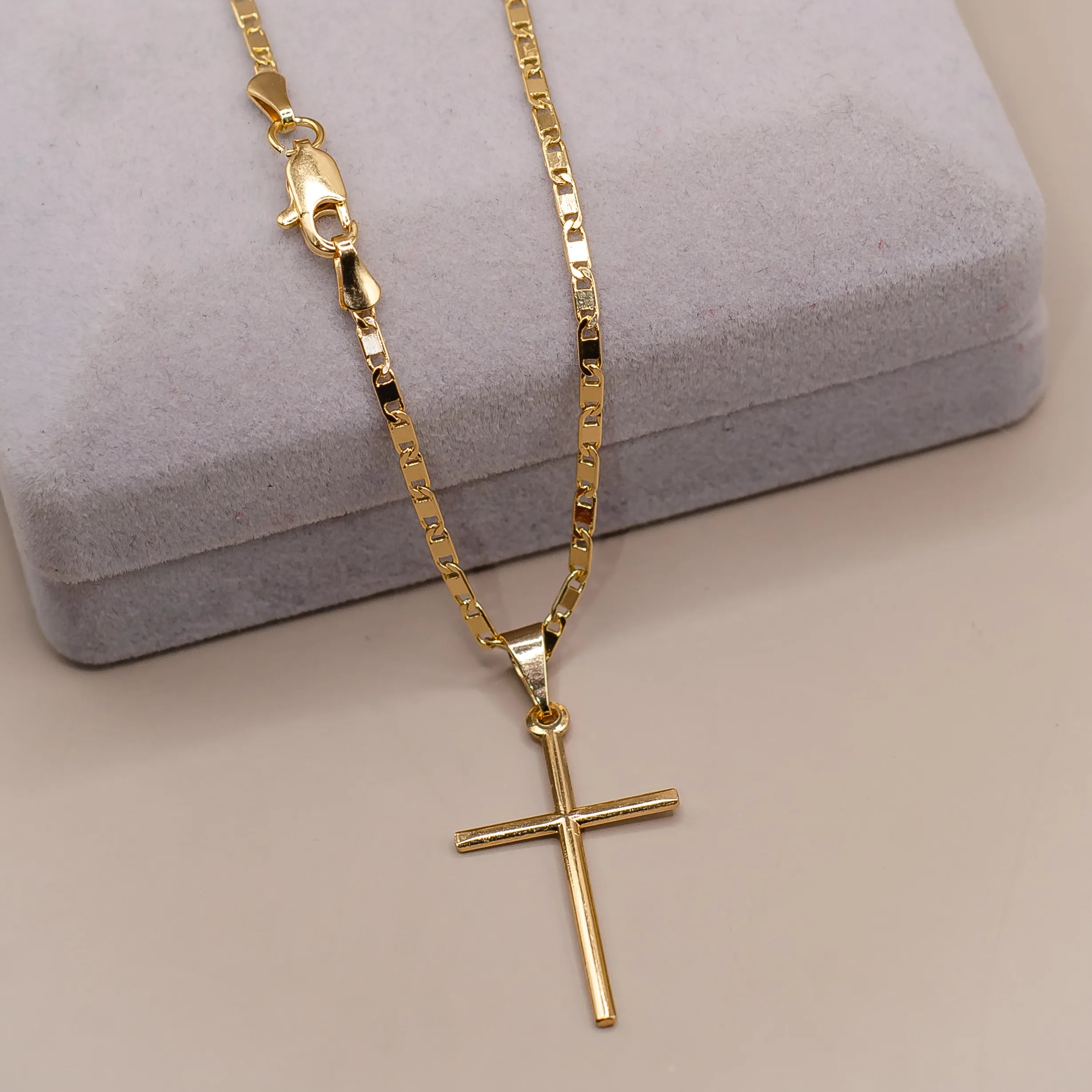 Corrente Piastrine 2mm com Pingente Cruz Palito Banhado a Ouro 18k