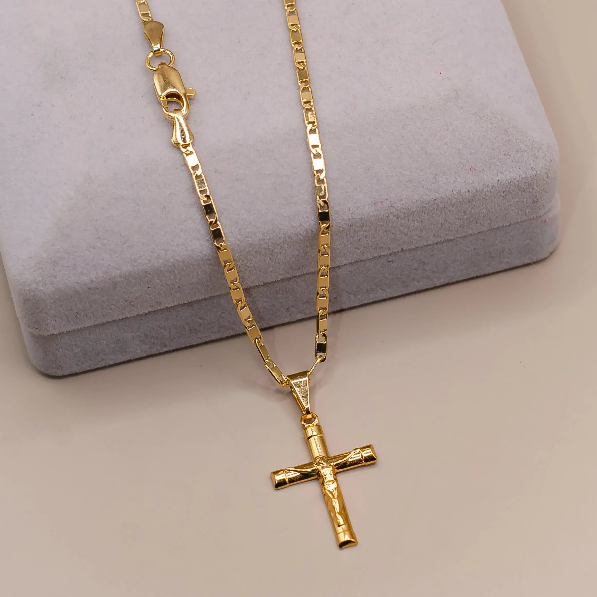 Corrente Piastrine 2mm com Pingente Crucifixo Banhado a Ouro 18k