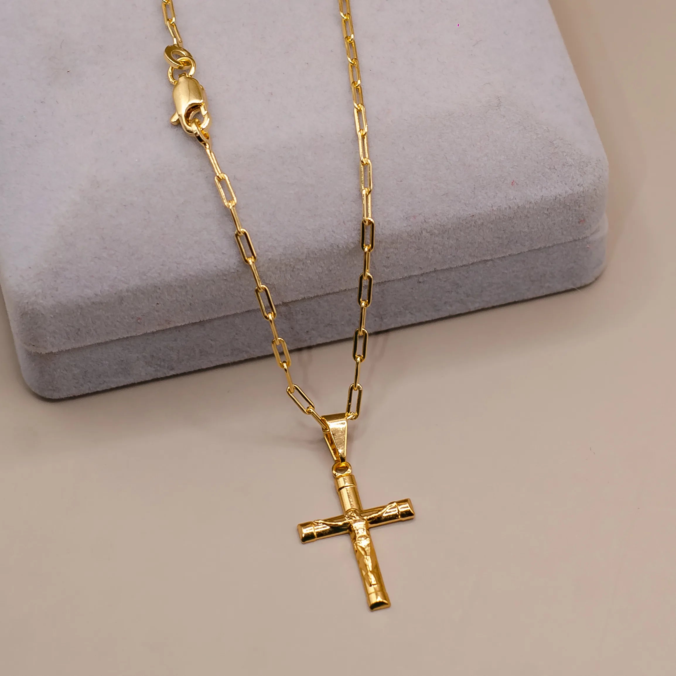 Corrente Elo alongado 2mm com Pingente Cucifixo Banhado a Ouro 18k