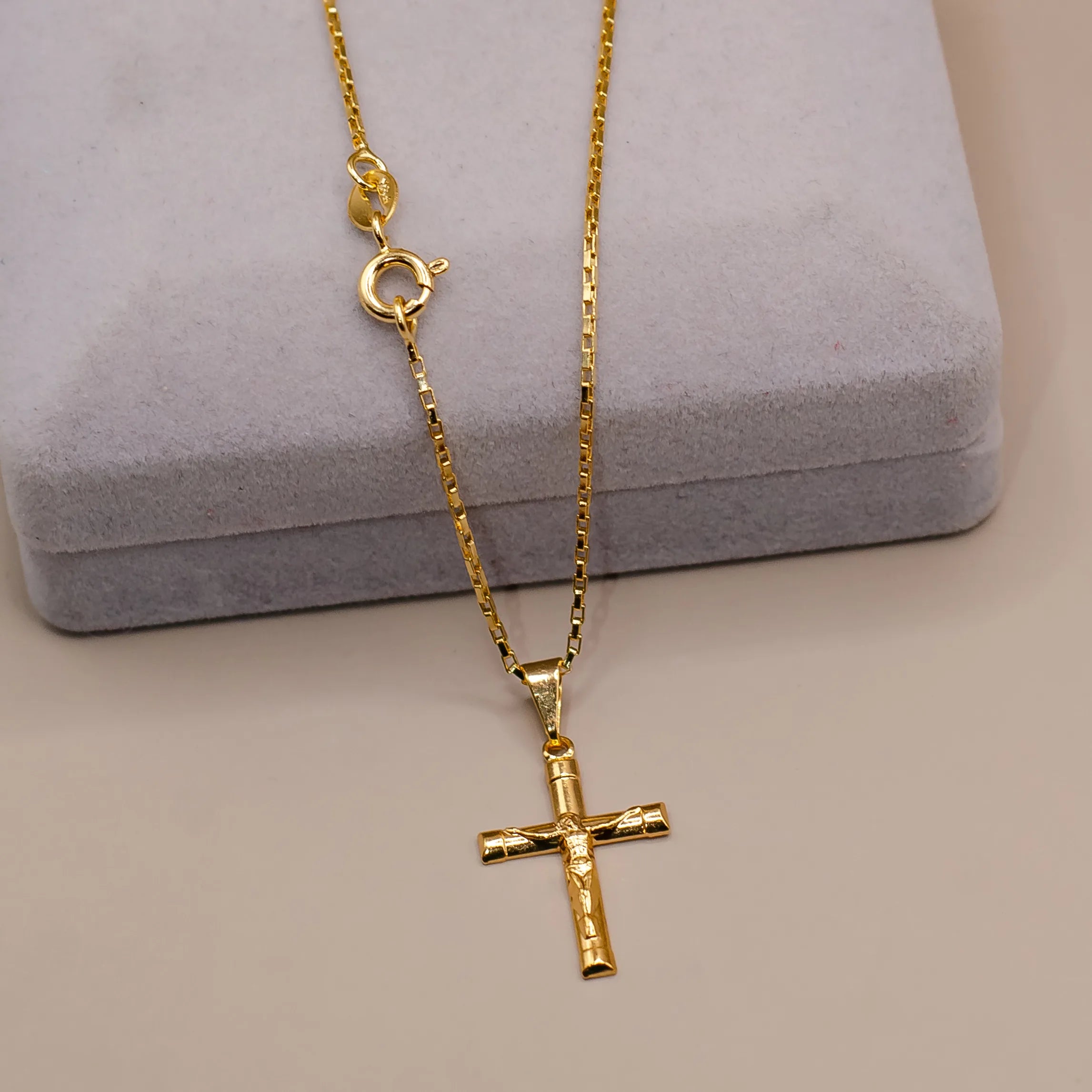 Corrente tijolinho 1mm com pingente crucifixo Banhado a Ouro 18k