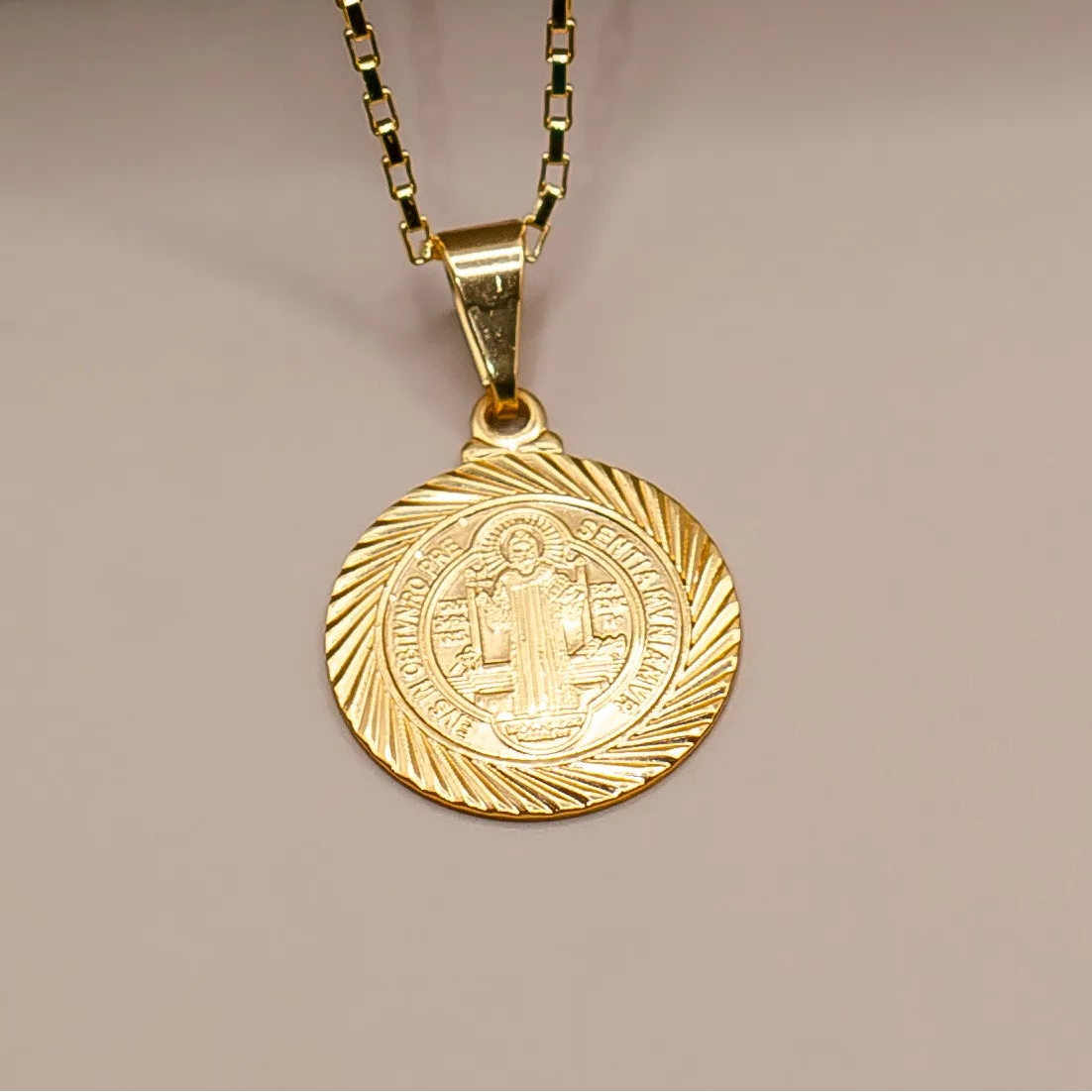 Pingente São Bento dupla face Banhado a Ouro 18k