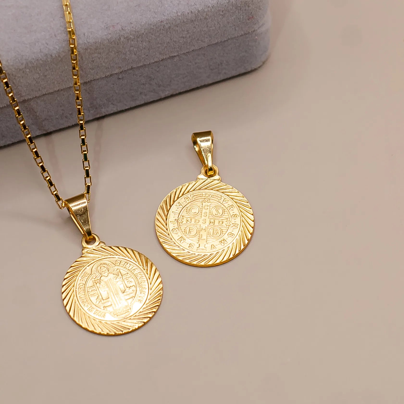 Corrente tijolinho 1mm com pingente São Bento Banhado a Ouro 18k
